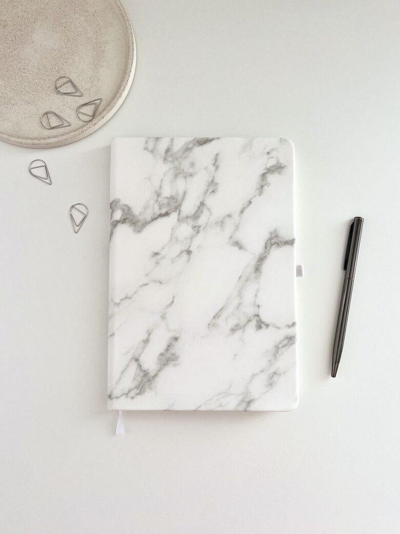 KLADE AR CIETIEM VĀKIEM, A5, BALTA, LĪNIJU - MARMORS