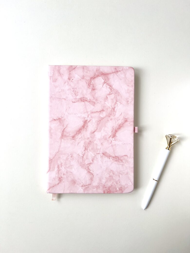 KLADE AR CIETIEM VĀKIEM, A5, ROZĀ, LĪNIJU - MARMORS