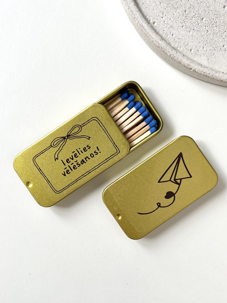 SĒRKOCIŅI, ZELTĪTI, METĀLA KASTĪTĒ