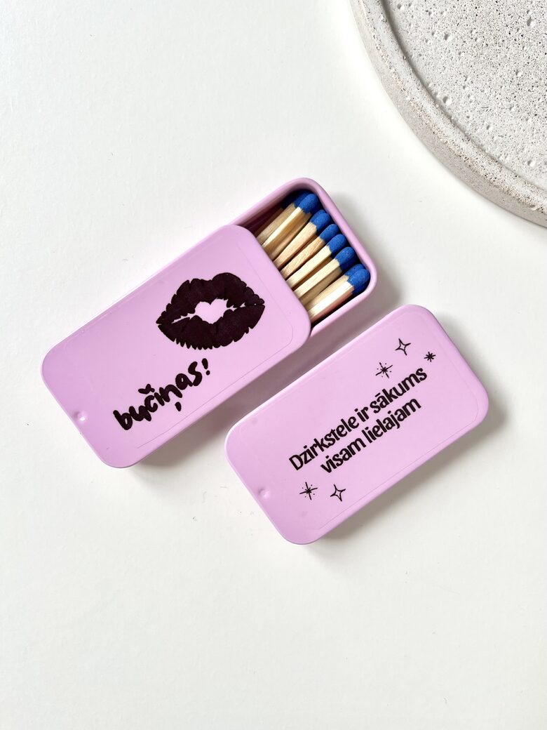 SĒRKOCIŅI, ROZĀ, METĀLA KASTĪTĒ