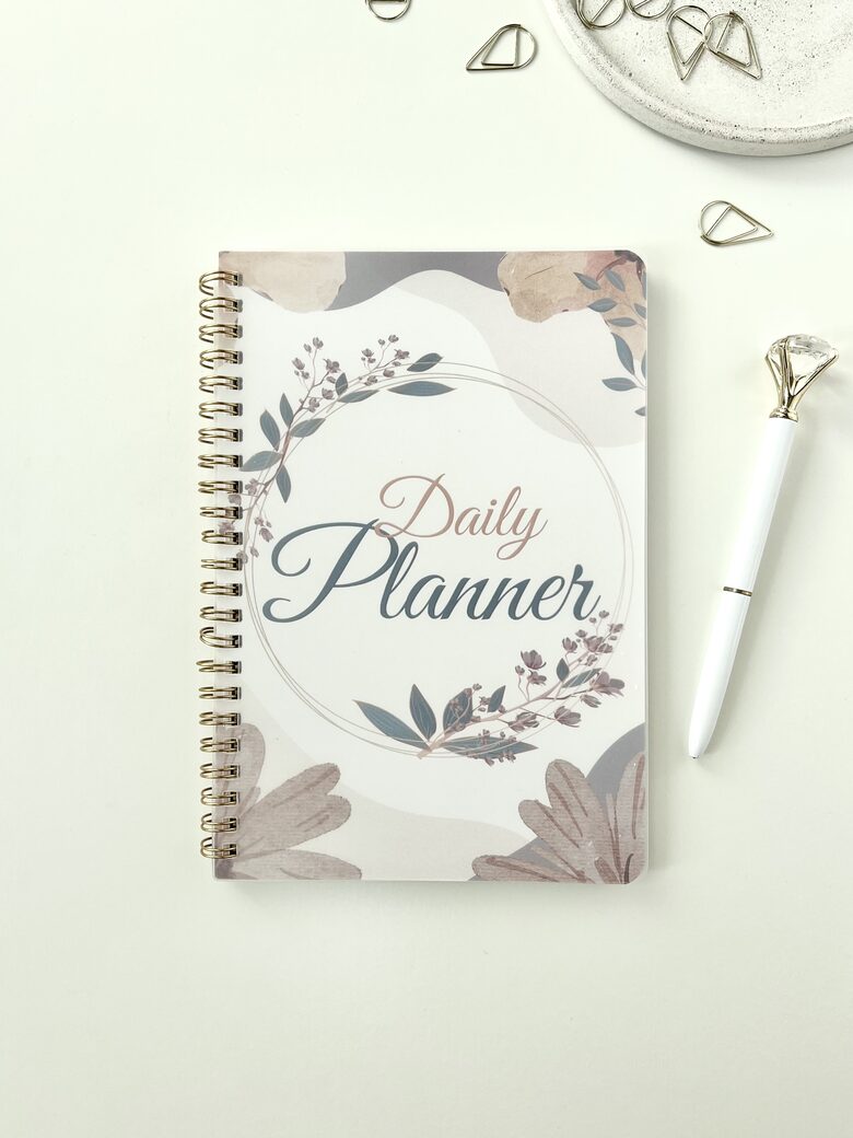 IKDIENAS PLĀNOTĀJS, A5, BĒŠIEM ZIEDIEM, AR SPIRĀLI