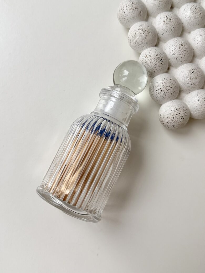 SĒRKOCIŅI, ELEGANTĀ STIKLA BURCIŅĀ