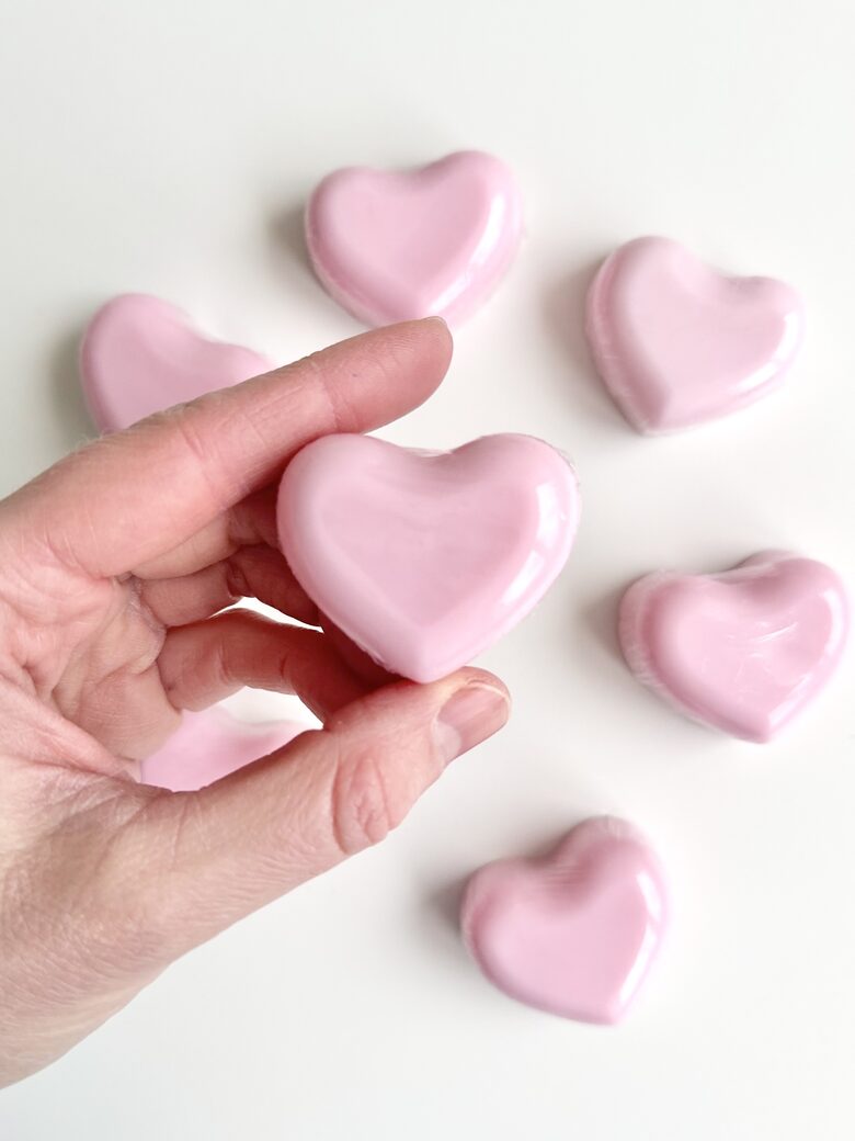 ZIEPES, SIRDS FORMĀ, AR ZIEDU SMARŽU