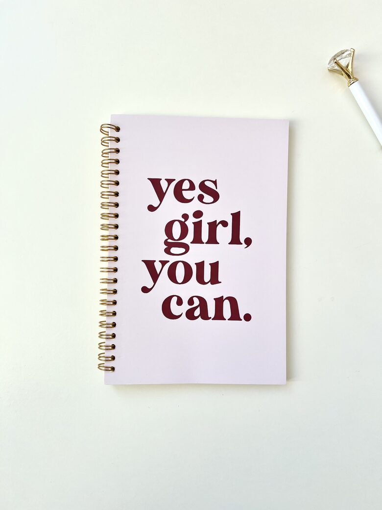 "KLADE AR SPIRĀLI, A5, "yes girl, you can.", LĪNIJU"