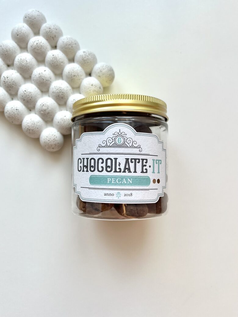 PEKANRIEKSTI, KARAMELIZĒTI PIENA UN TUMŠAJĀ ŠOKOLĀDĒ, AR VAFEĻU KRAUKŠĶIEM, CHOCOLATE IT, 120G