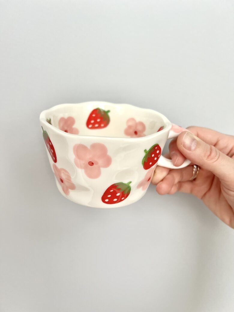 KRŪZE, BALTA, AR ZEMENĒM UN ZIEDIŅIEM