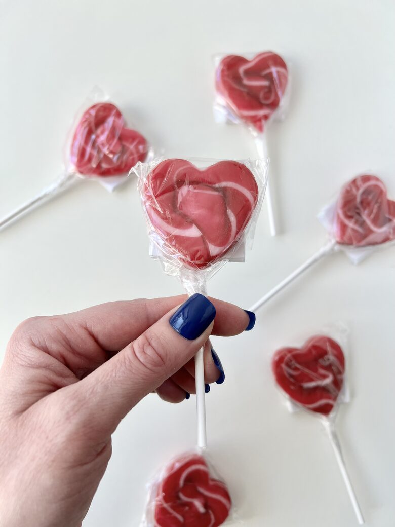 KARAMELE UZ KOCIŅA, SARKANA, SIRDS