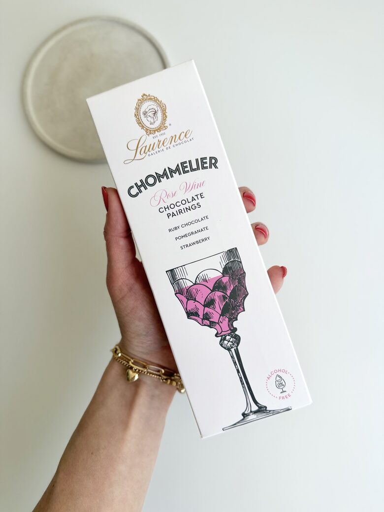 RUBĪNA ŠOKOLĀDE AR GRANĀTĀBOLIEM UN ZEMENĒM, LAURENCE, CHOMMELIER ROSE WINE