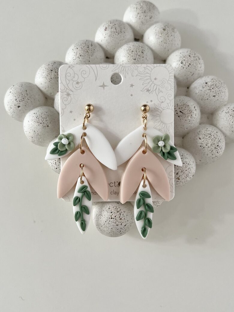 AUSKARI, ROZĀ, LAPIŅAS