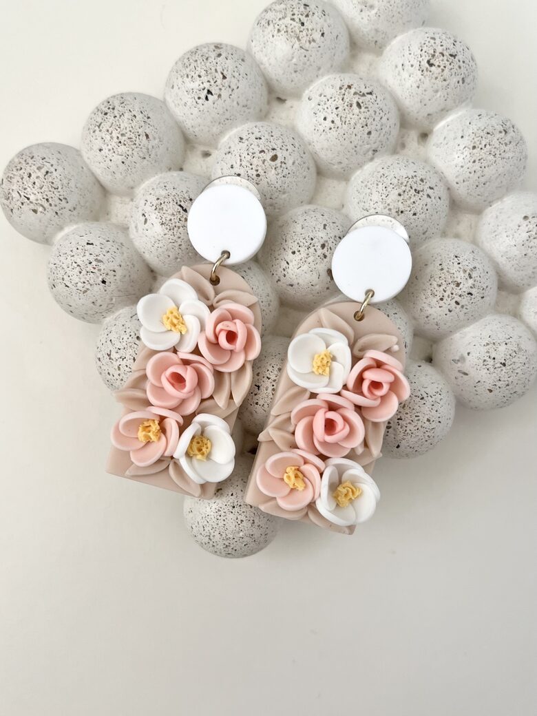 AUSKARI, GAIŠI ROZĀ, ZIEDIŅI