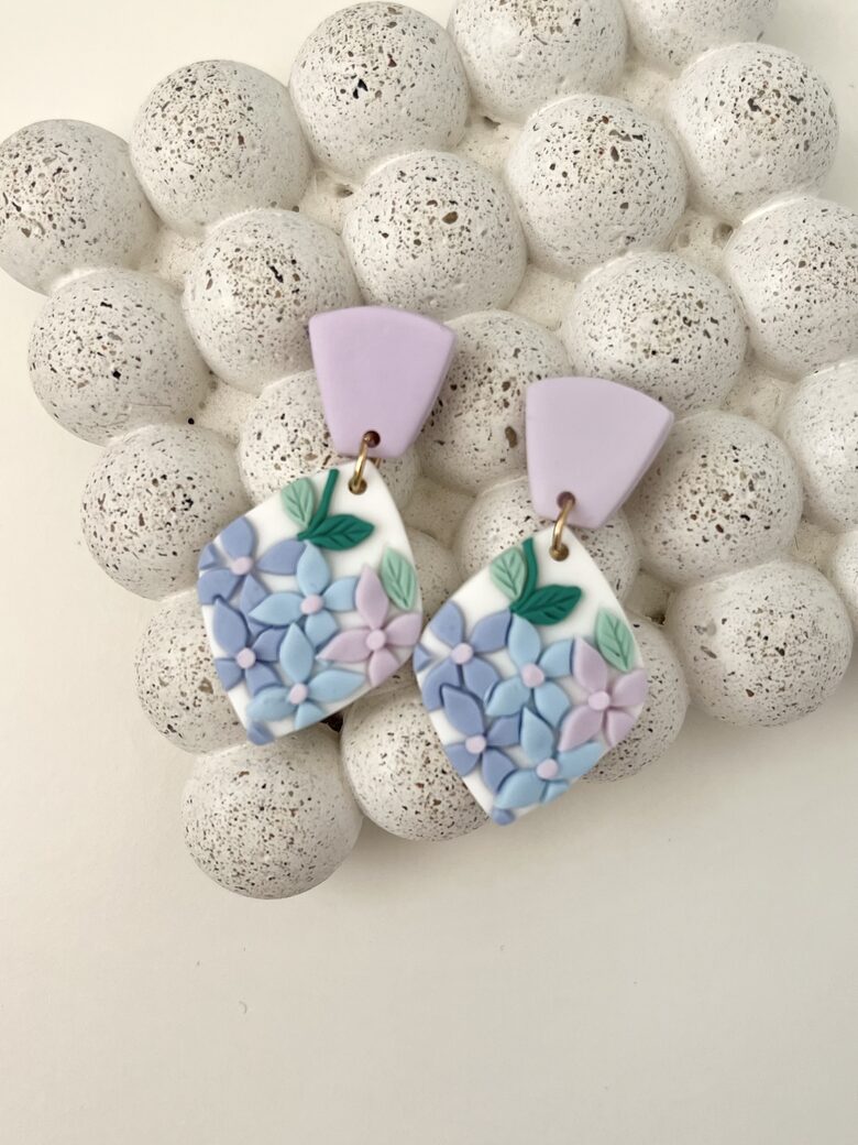 AUSKARI, GAIŠI ZILI, ZIEDIŅI