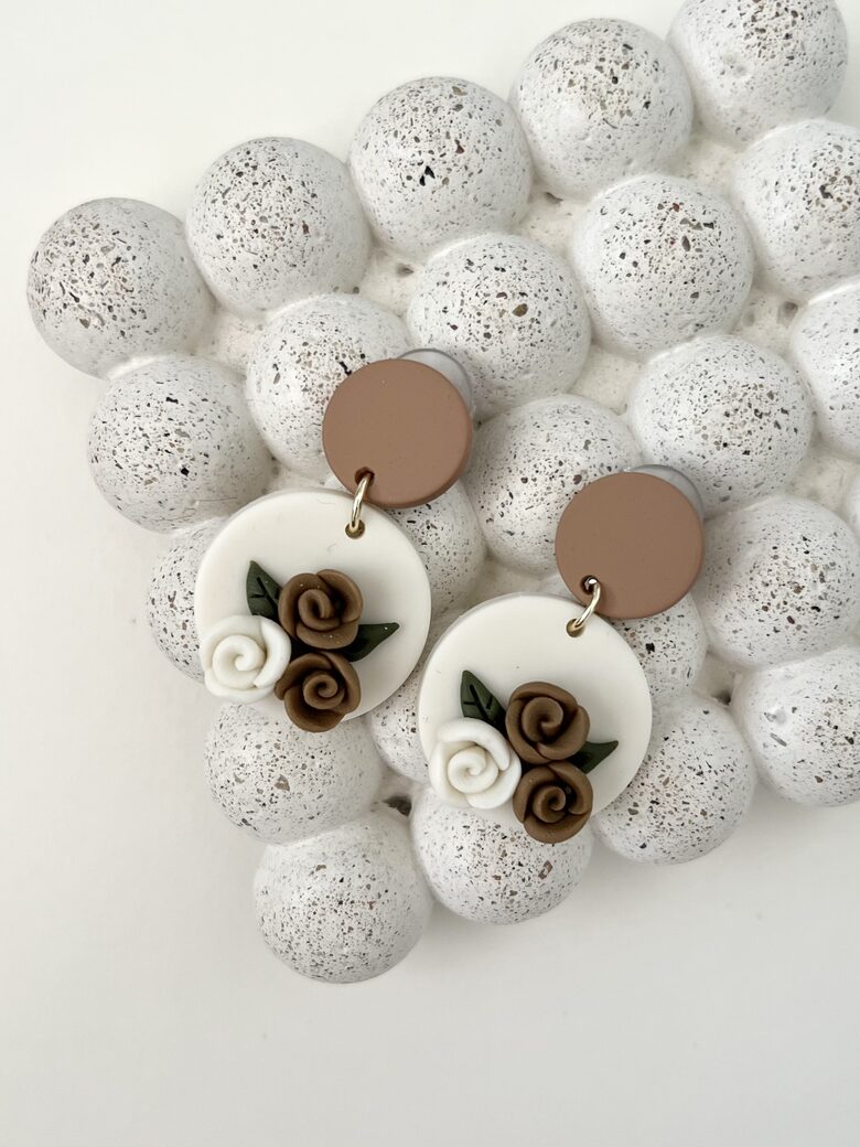 AUSKARI, BRŪNI, ZIEDIŅI