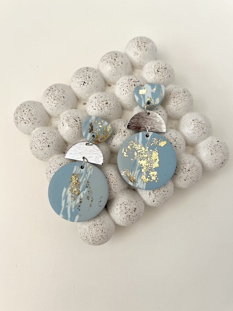 AUSKARI, GAIŠI ZILI