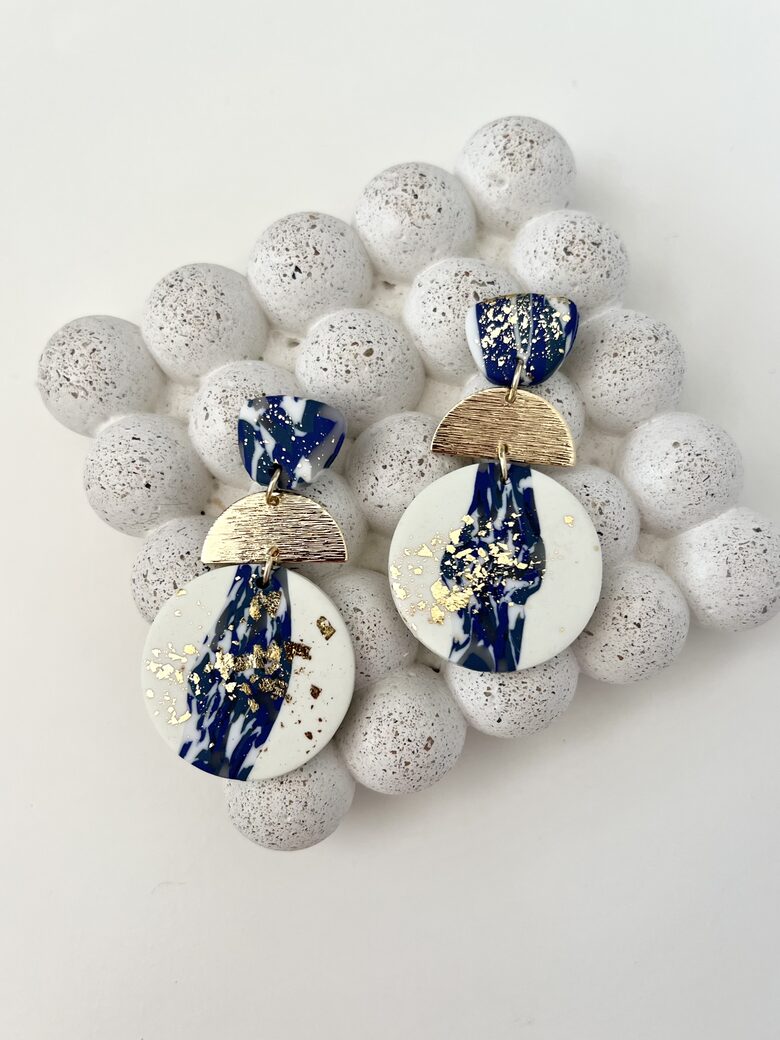 AUSKARI, TUMŠI ZILI AR BALTU