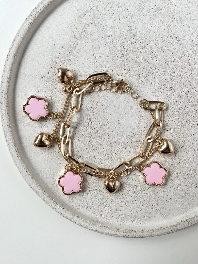 ROKASSPRĀDZE, ROZĀ ZELTĪTA, PIECLAPĪTES  UN SIRNIŅAS