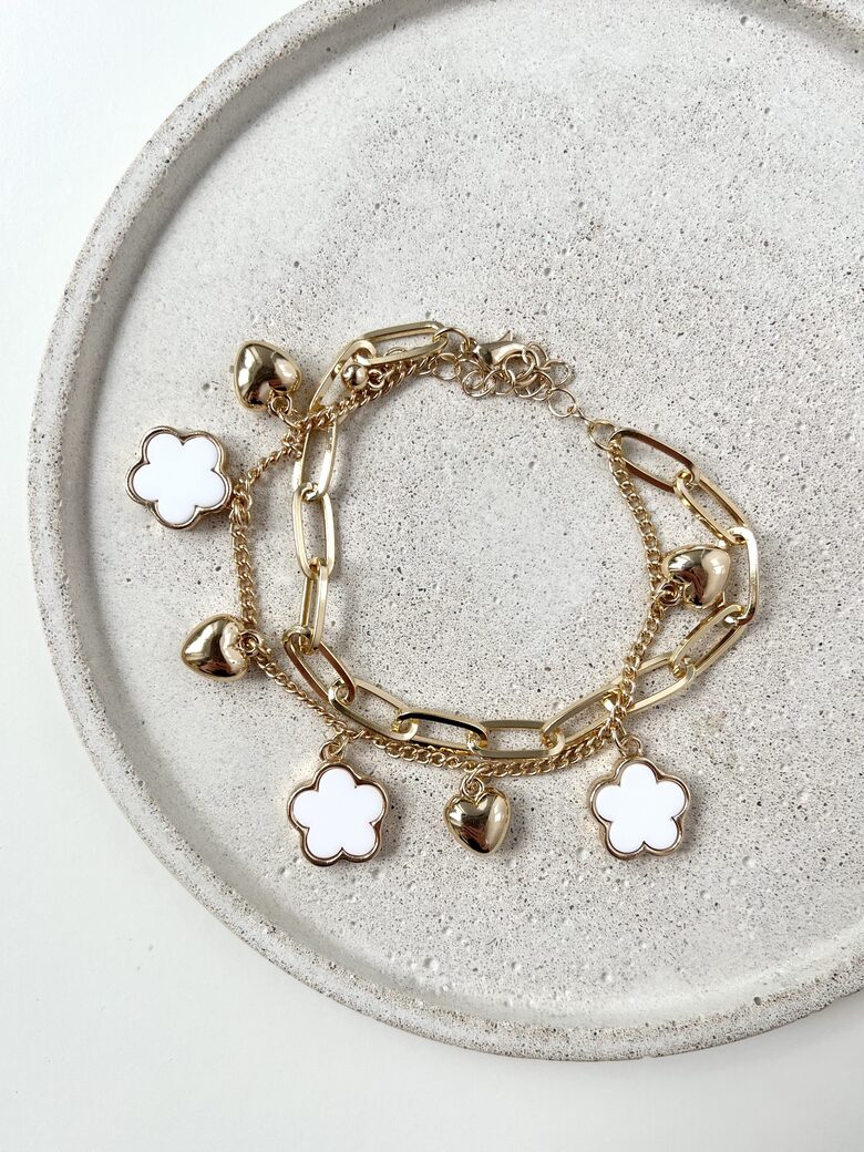 ROKASSPRĀDZE, BALTA ZELTĪTA, PIECLAPĪTES UN SIRNIŅAS