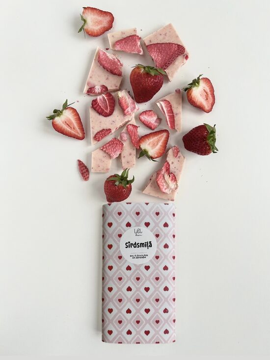 SIRDSMĪĻĀ, BALTĀ ŠOKOLĀDE AR ZEMENĒM