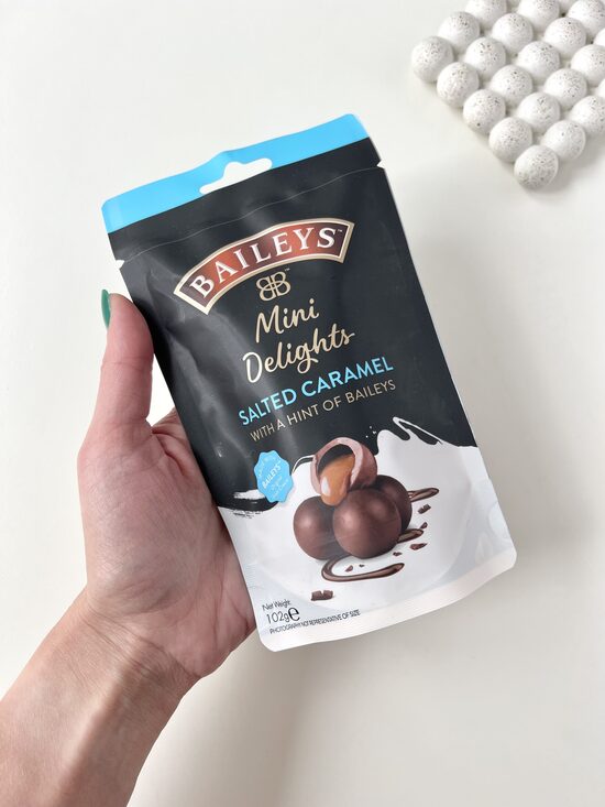 ŠOKOLĀDES KONFEKTES, BAILEYS, AR ĪRU LIĶIERI UN SĀĻO KARAMELI, 102G