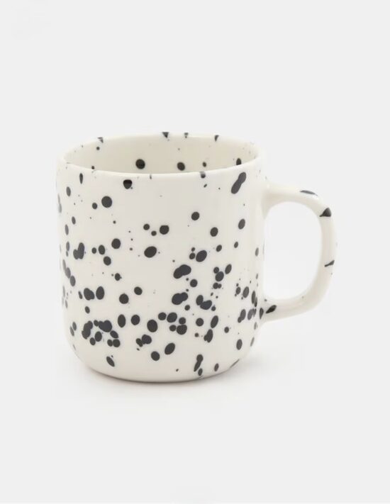 KRŪZE, MELNBALTA, AR PUNKTIŅIEM