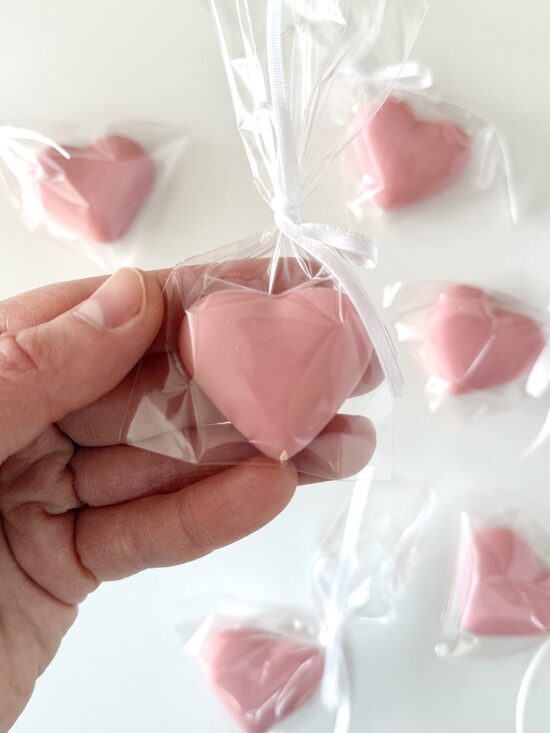 MARCIPĀNA ŠOKOLĀDE, AR ZEMENŅU GARŠU, SIRSNIŅA