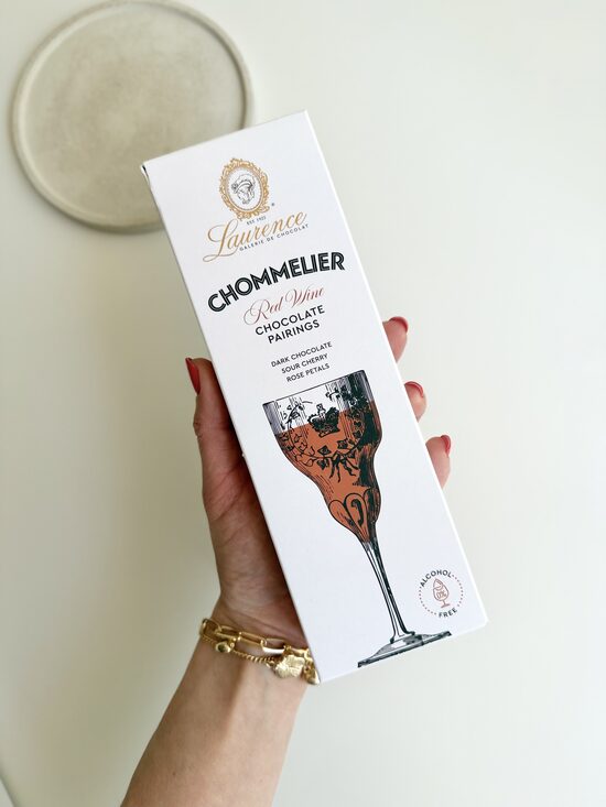 TUMŠĀ ŠOKOLĀDE AR ĶIRŠIEM UN ROŽLAPIŅĀM, LAURENCE, CHOMMELIER RED WINE
