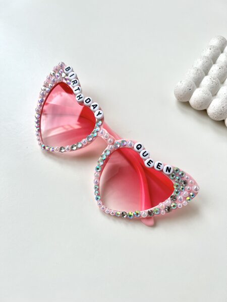 SAULES BRILLES, BIRTHDAY QUEEN, ROZĀ, SIRDS FORMAS
