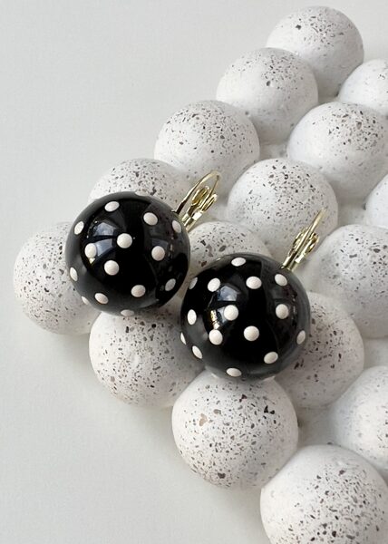 AUSKARI, MELNI, AR BALTIEM PUNKTIŅIEM